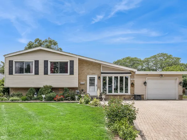 1044 Charing Cross Rd, Lombard, IL 60148