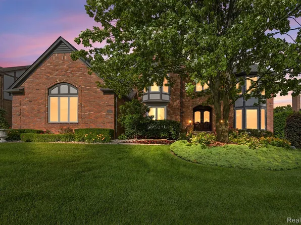 54416 Ridgeview Dr, Shelby Township, MI 48316