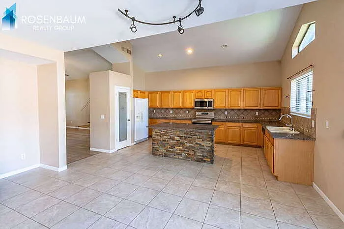 4 bed, 3.0 bath, 3110 sqft, $2,950 — Photo 4