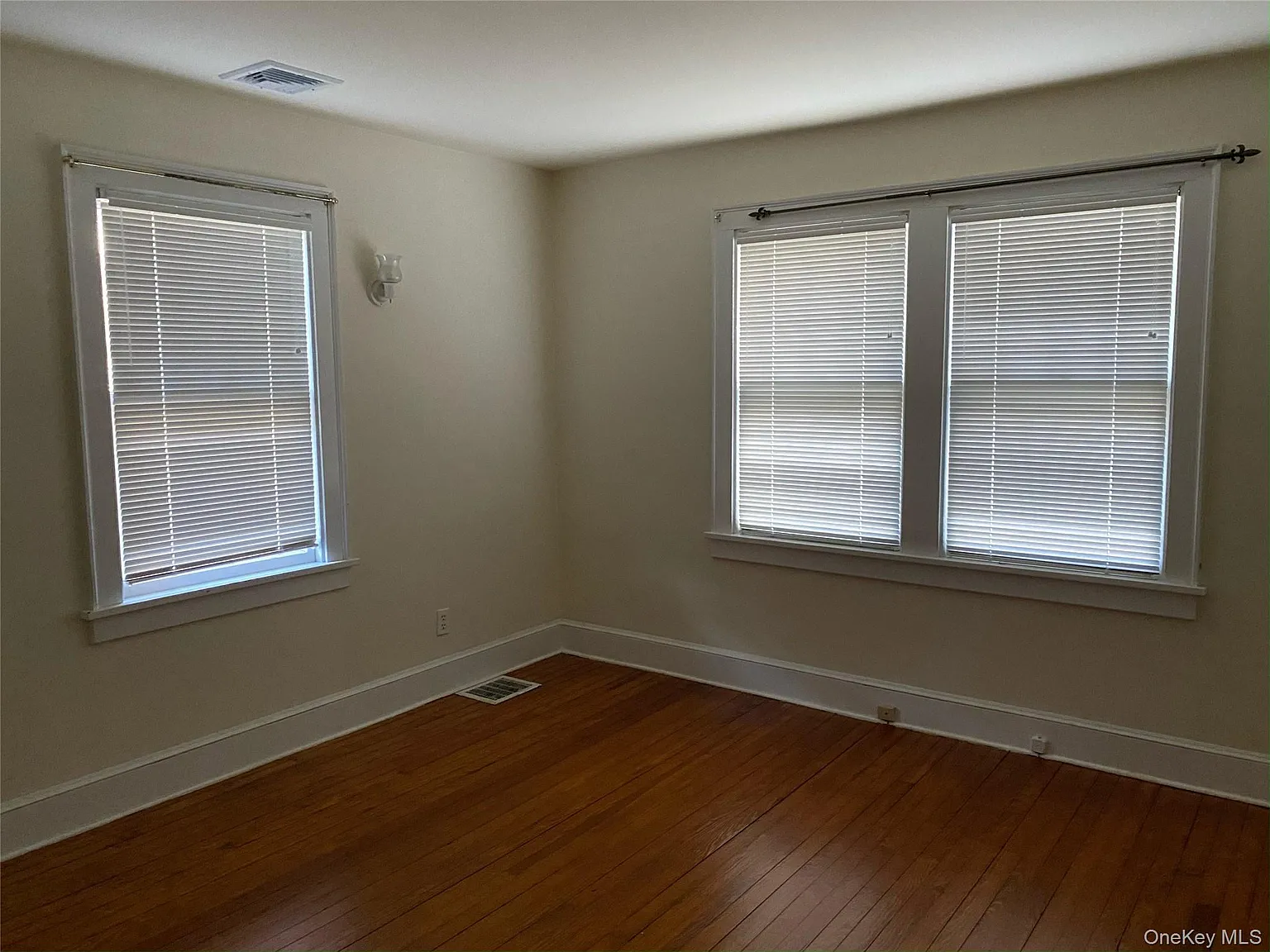 3 bed, 1.0 bath, 900 sqft, $3,800 — Photo 3