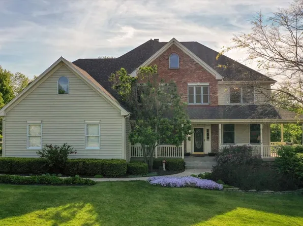 896 Black Walnut Dr, Sugar Grove, IL 60554