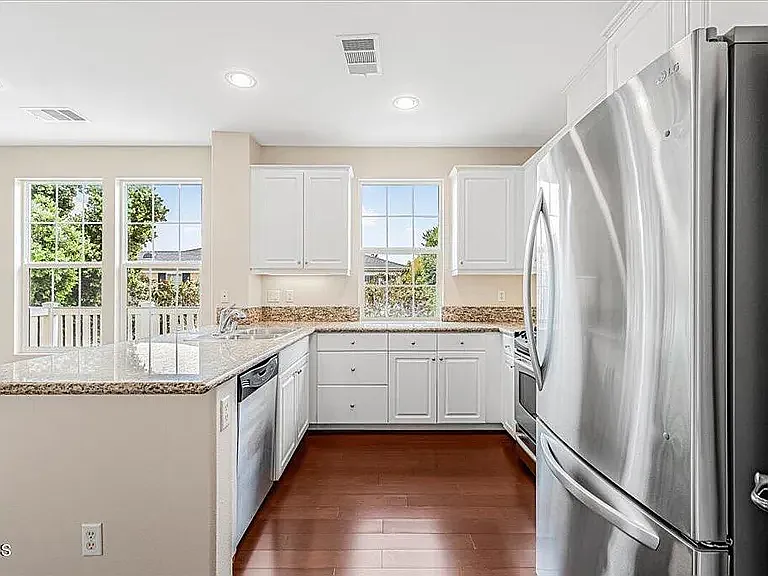 990 Holiday Ave — Photo 4