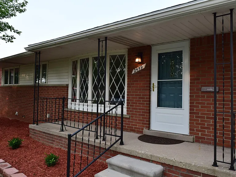 2459 Medford St — Photo 2