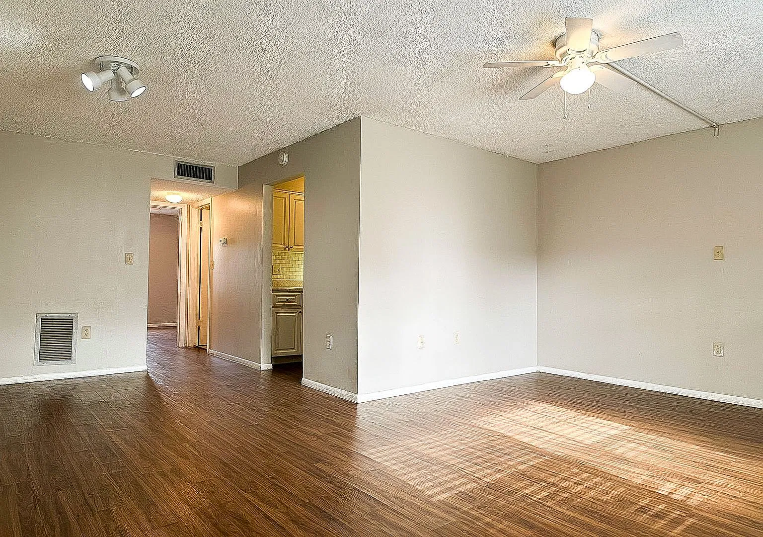 4315 Aegean Dr — Photo 4