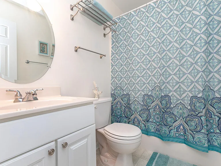 Common bathroom upstairs