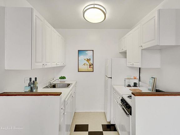 3rd image of 50 W 34th St APT 17B7
