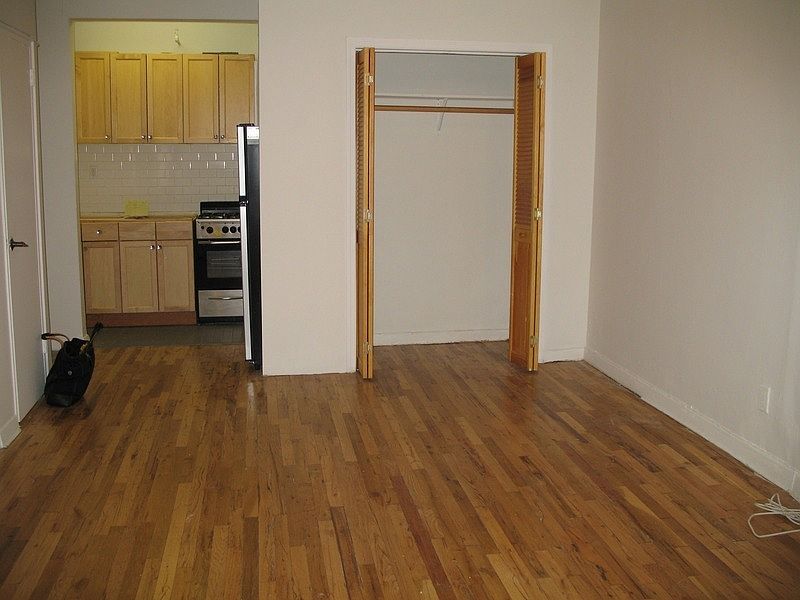 1st image of 117 E 19th St