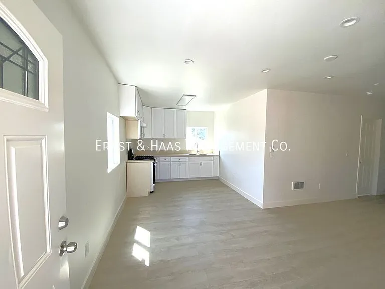 1145 1/2 Freeman Ave — Photo 3