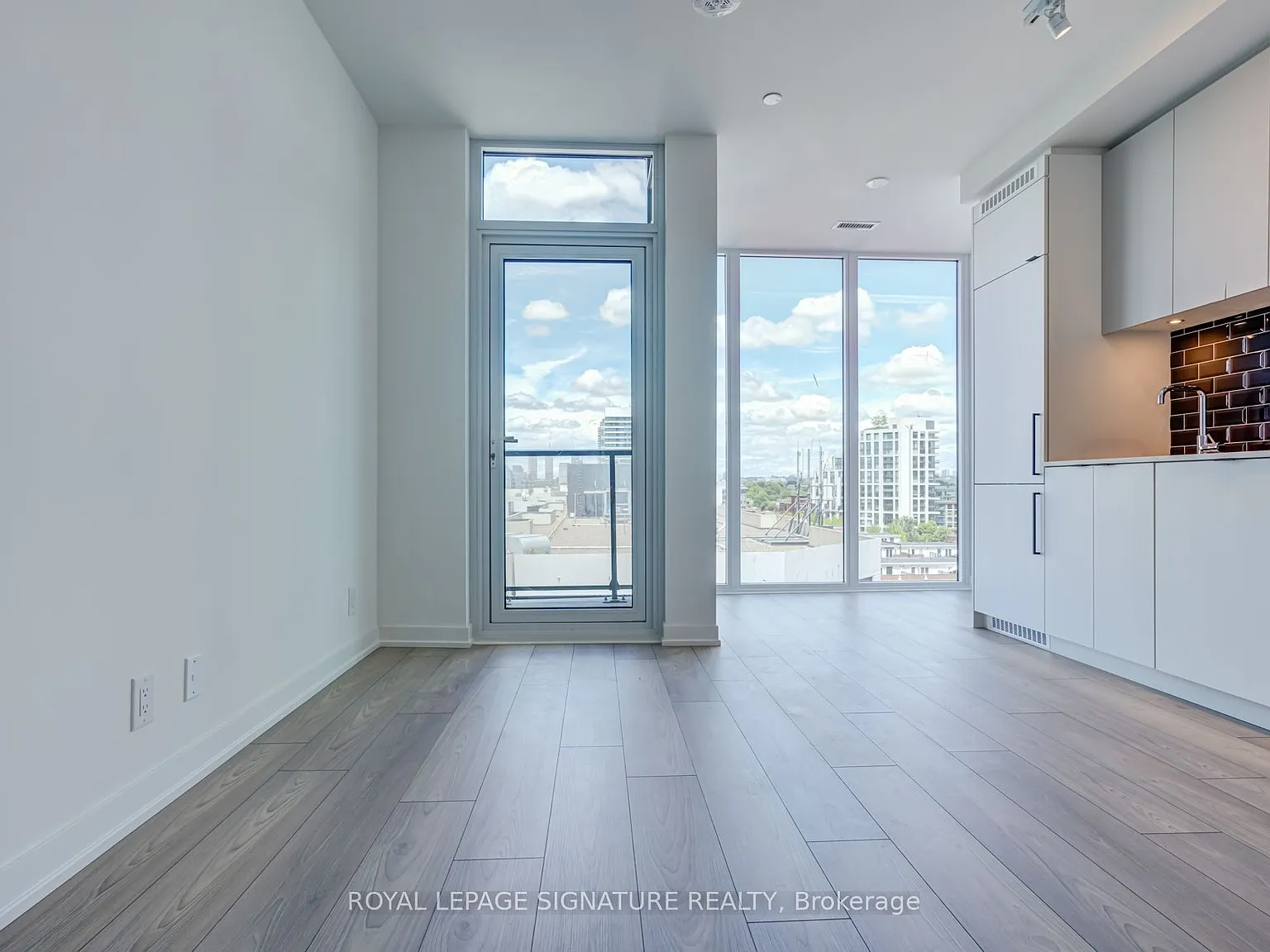 XO2 Condos — Photo 4