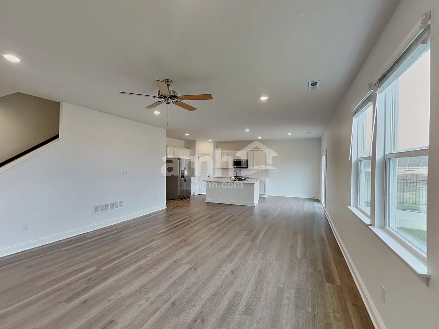 4 bed, 2.5 bath, 2293 sqft, $2,820 — Photo 4