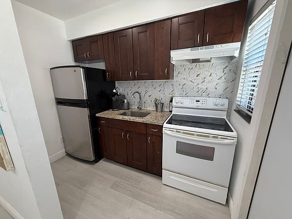 4th image of 801 NE 19th Ave #B