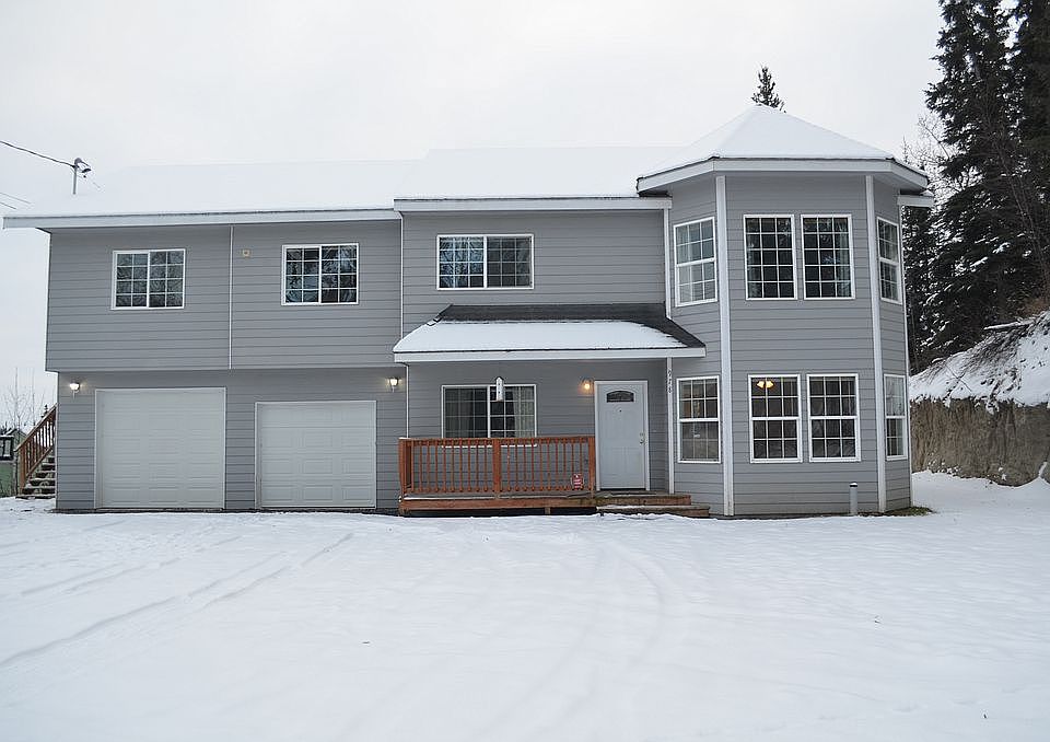 Front view. Lots of parking.