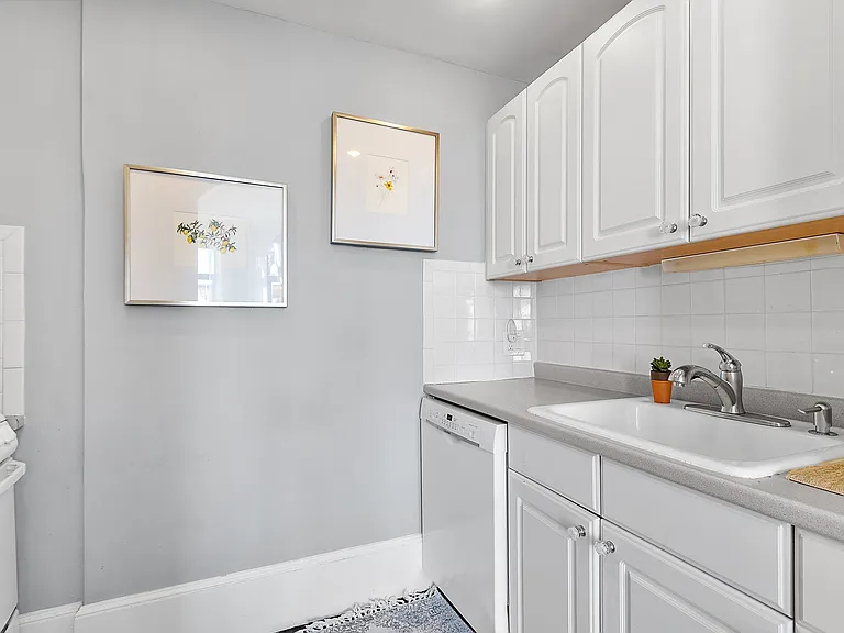 271 Dartmouth St #4H — Photo 13