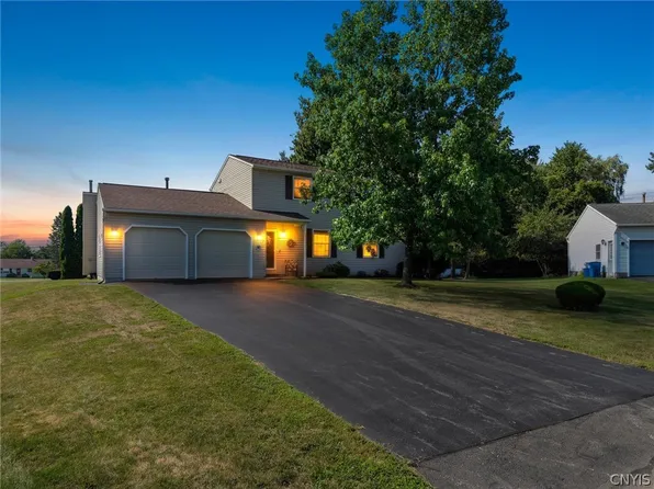 7677 Glenview Dr, North Syracuse, NY 13212
