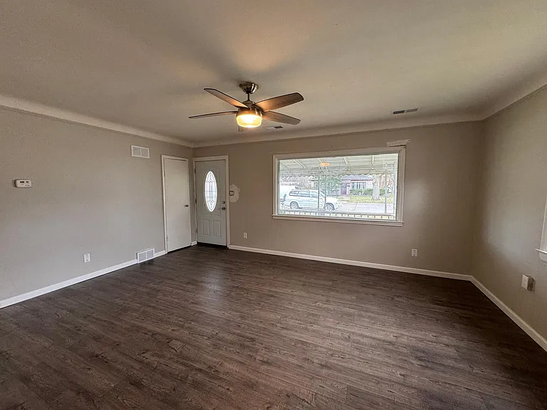 1334 E Maxlow Ave — Photo 3