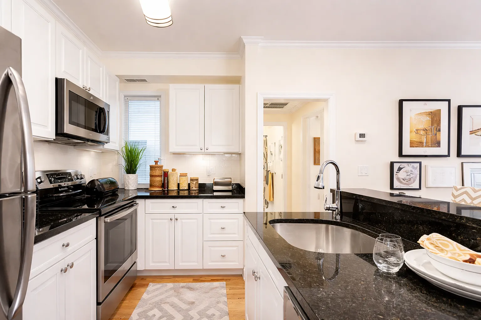 4 bed, 1.5 bath, 1377 sqft, $5,650 — Photo 2