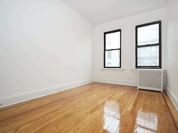 5th image of 2845 33rd St APT 2R
