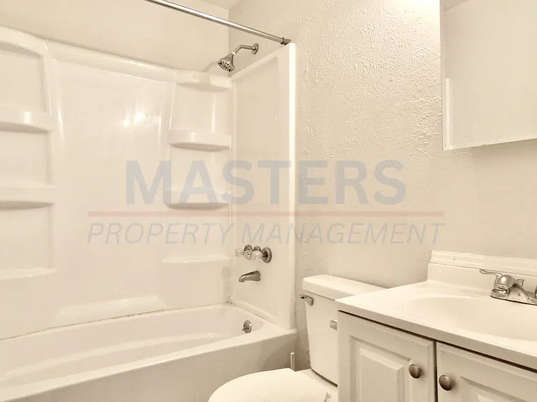 420 Barker St — Photo 8
