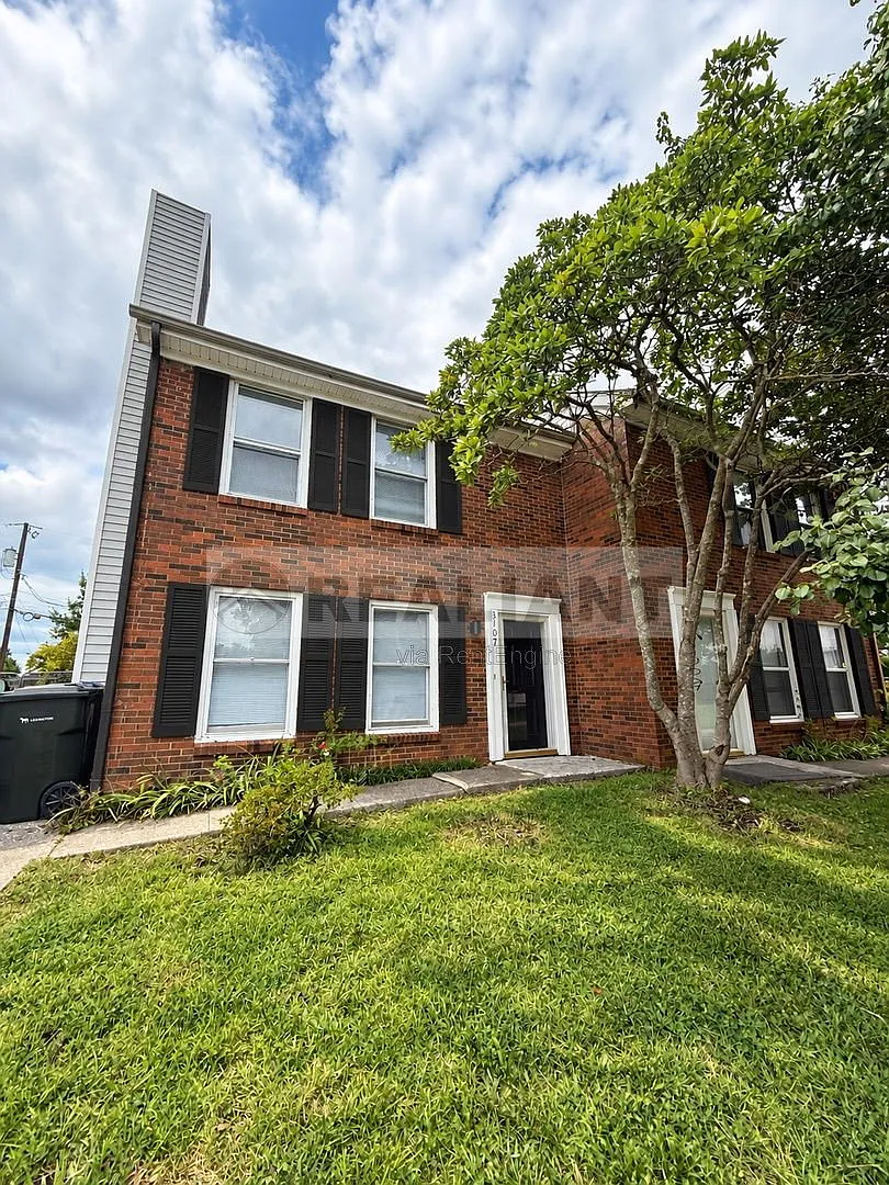 3 bed, 1.5 bath, 1359 sqft, $1,495 — Photo 1