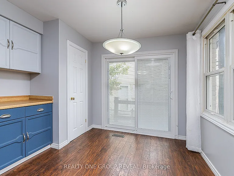326 Prince Of Wales Dr — Photo 9