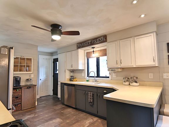 4th image of 1815 N Claremont Dr