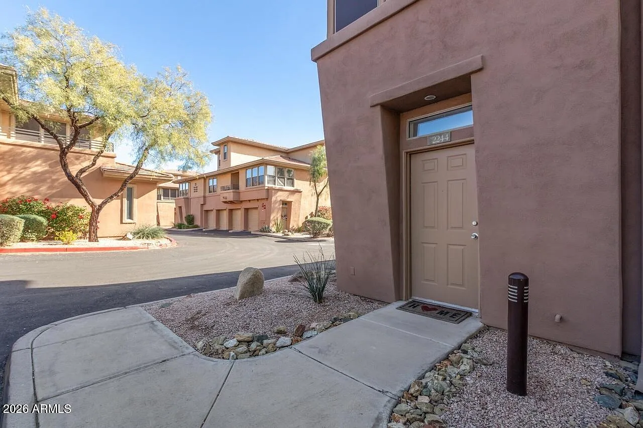2 bed, 2.5 bath, 1386 sqft, $2,195 — Photo 2