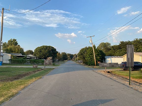 4th image of 909 Cheryl Ln