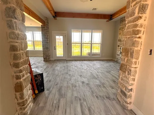 208 Meadowlark Ln, Geronimo, OK 73543