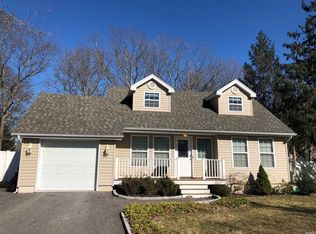 376 Carnation Dr, Shirley, NY 11967