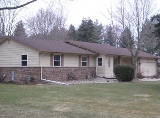 N83W28201 Center Oak Rd, Hartland, WI 53029