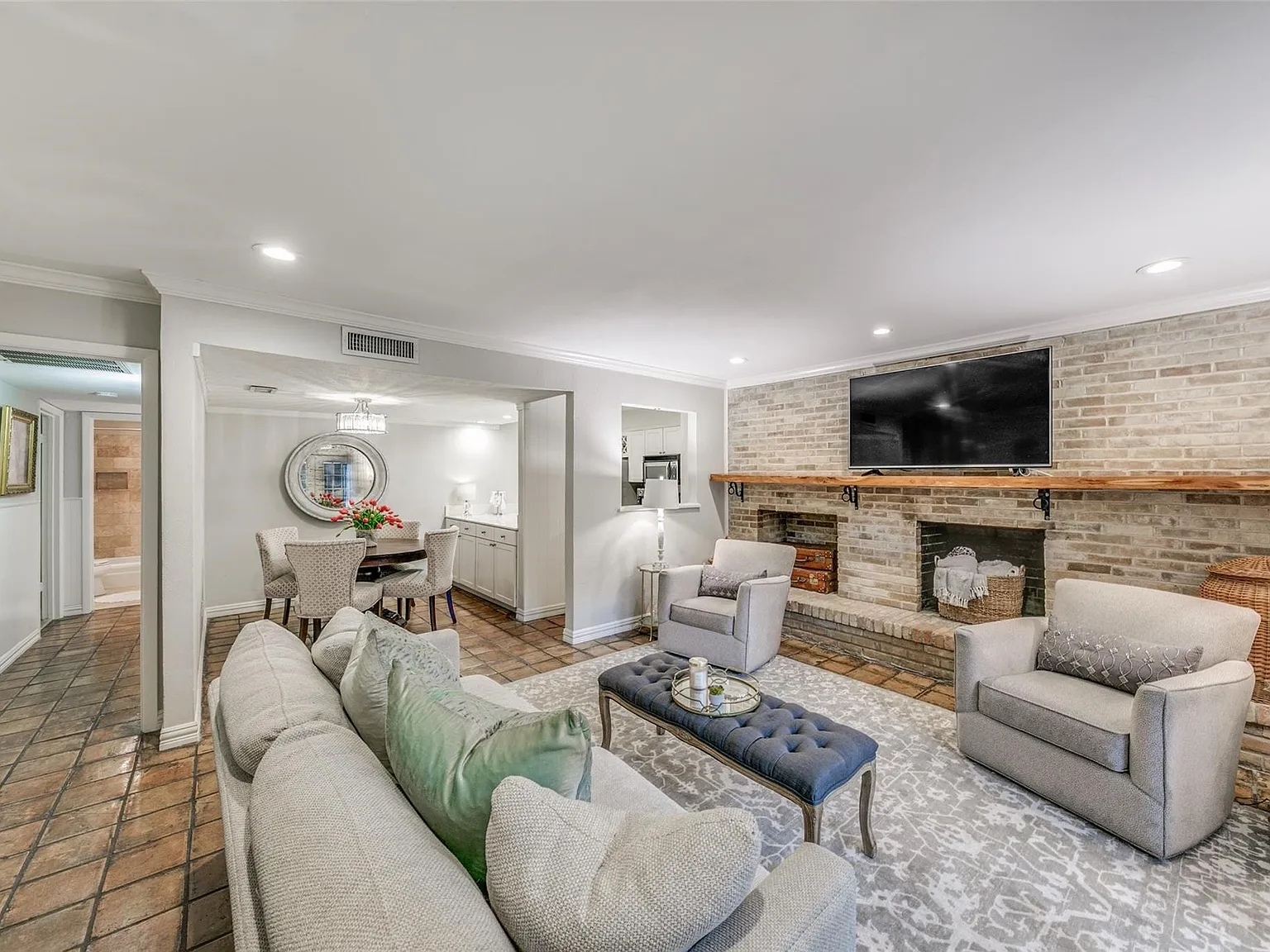 3 bed, 2.0 bath, 1144 sqft, $1,800 — Photo 2