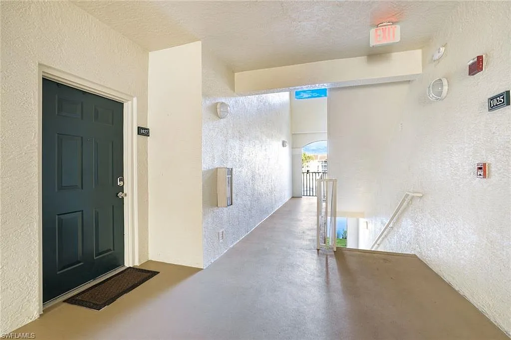 3 bed, 2.0 bath, 1196 sqft, $4,000 — Photo 3