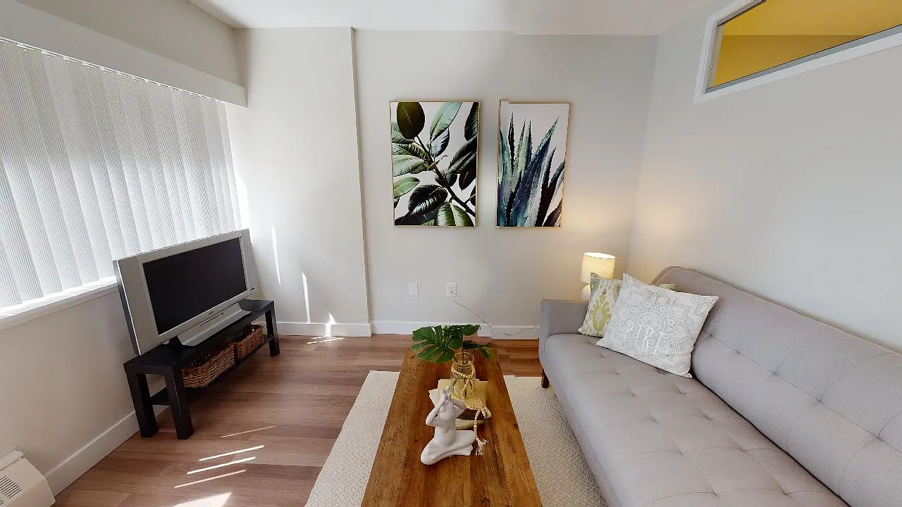 1461 Harwood — Photo 3