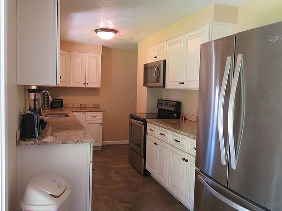 Kitchen w/new appliances