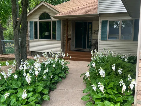 38308 Golden Oaks Trl, North Branch, MN 55056
