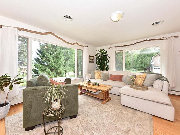 4th image of 741 Decorah ROAD