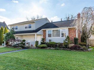 4 Huber Ct, Rockville Centre, NY 11570