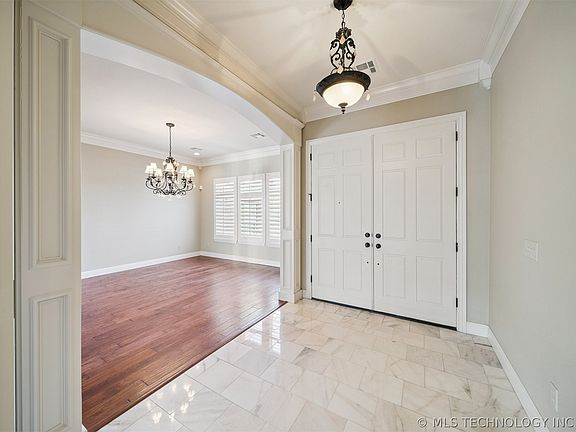 5th image of 5020 Lake Breeze Rd