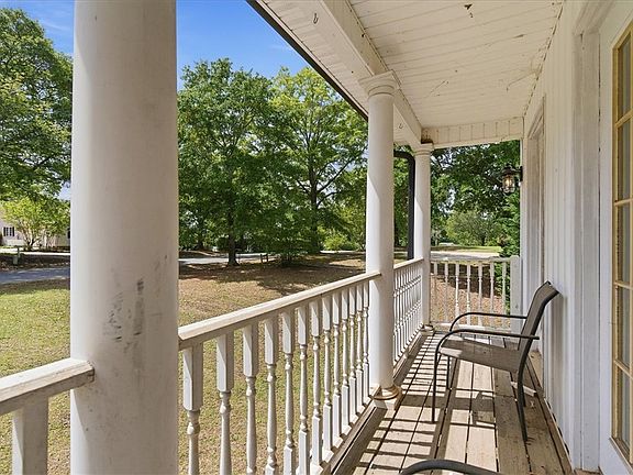 4th image of 610 Walnut Way