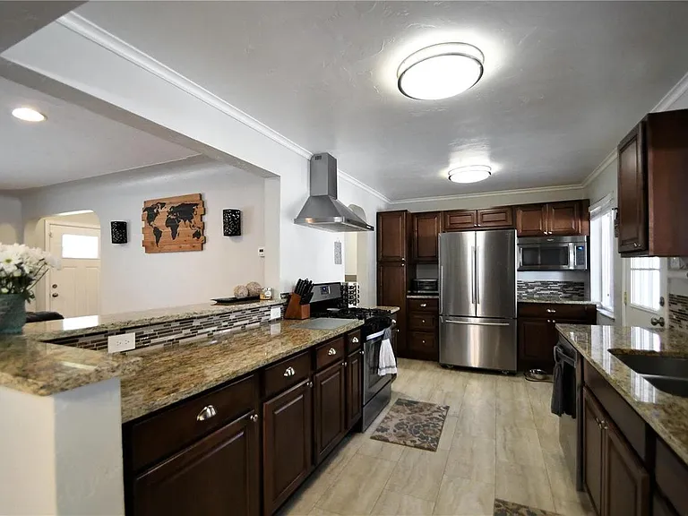 1070 Lansing St — Photo 8