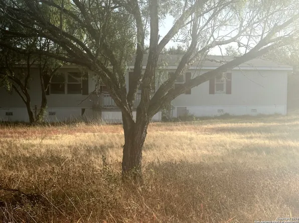 120 COUNTY ROAD 6751, Devine, TX 78016