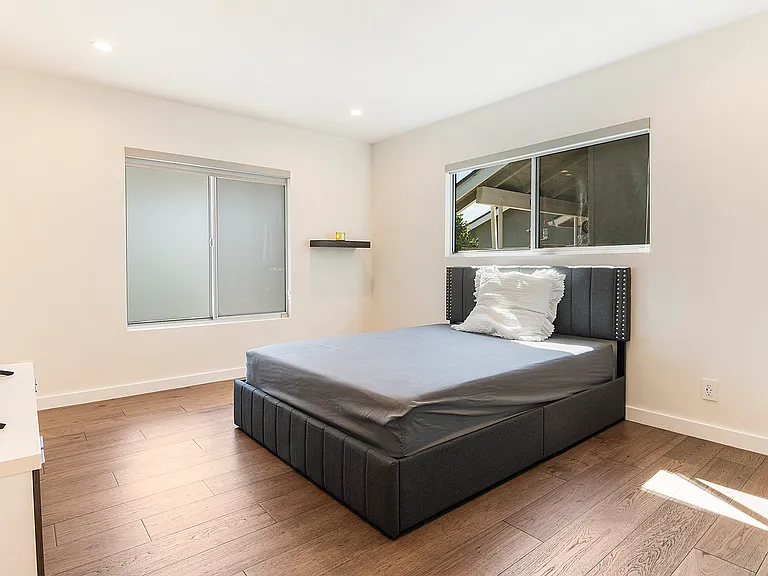 6561 Lasaine Ave — Photo 38