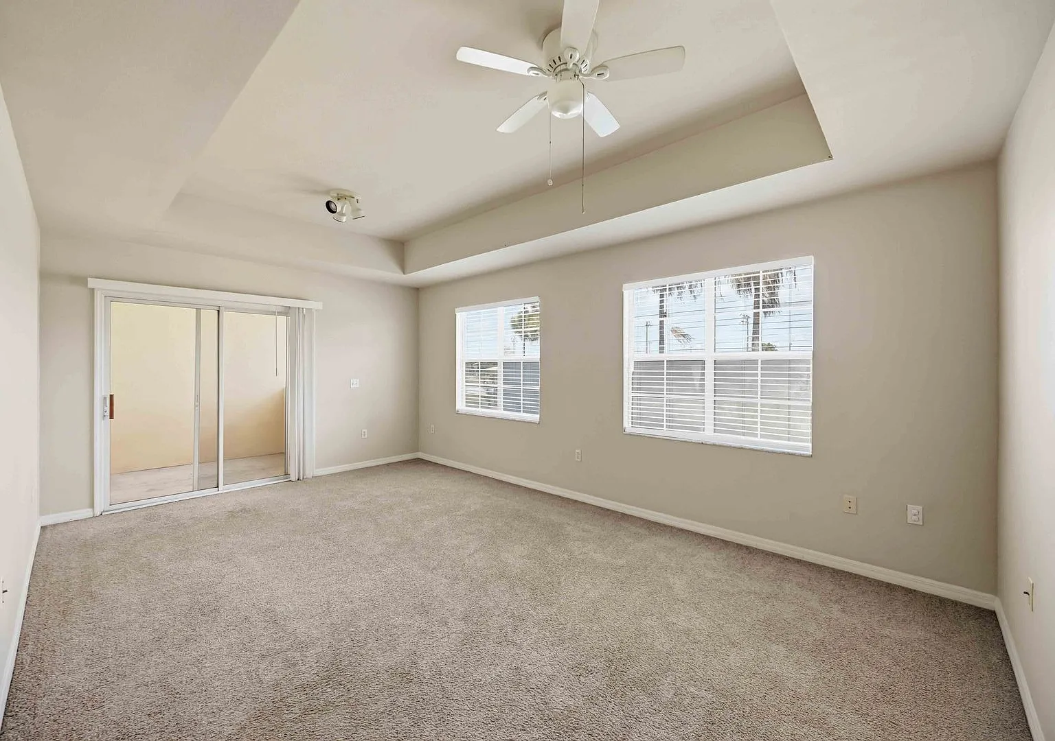 1/1 unit available now for annual rent — Photo 4
