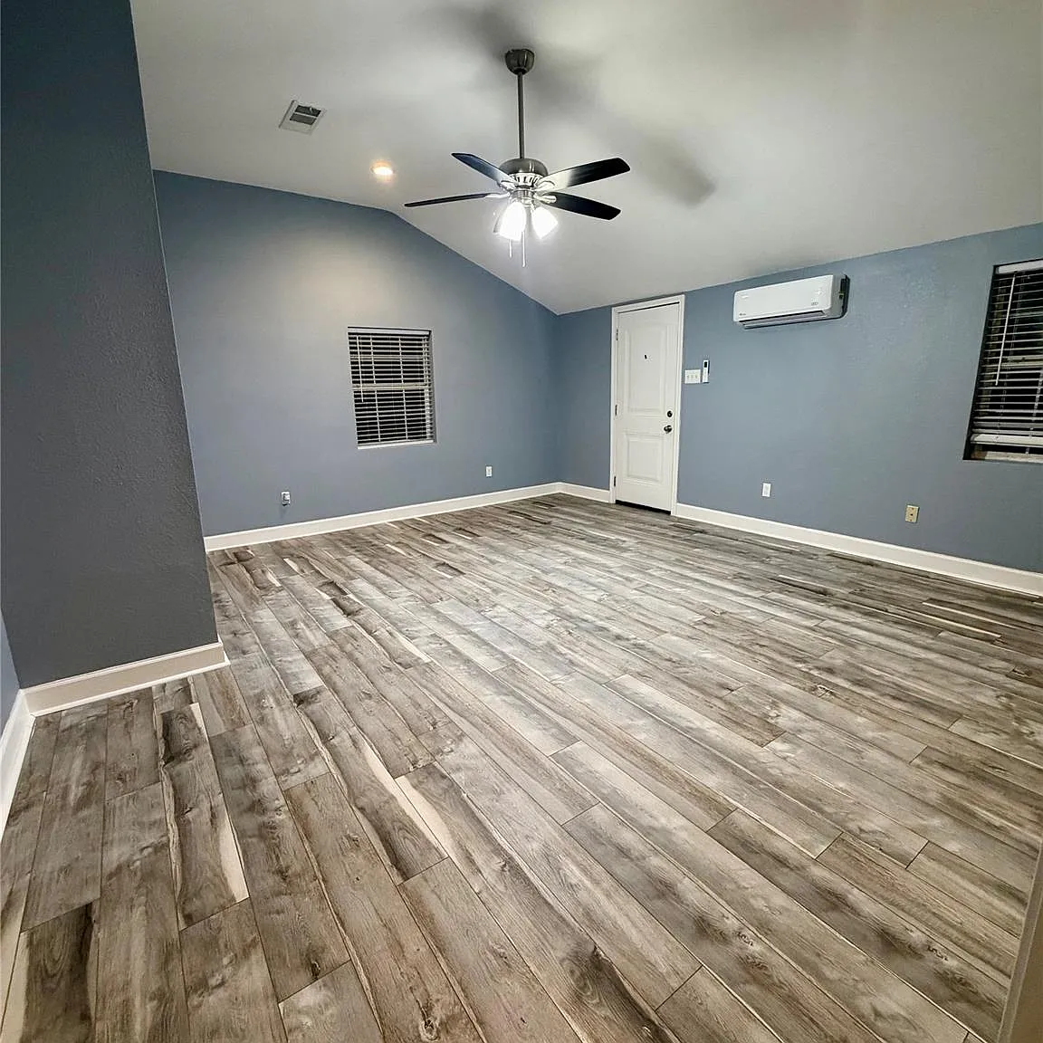 2 bed, 1.5 bath, 3060 sqft, $1,350 — Photo 3