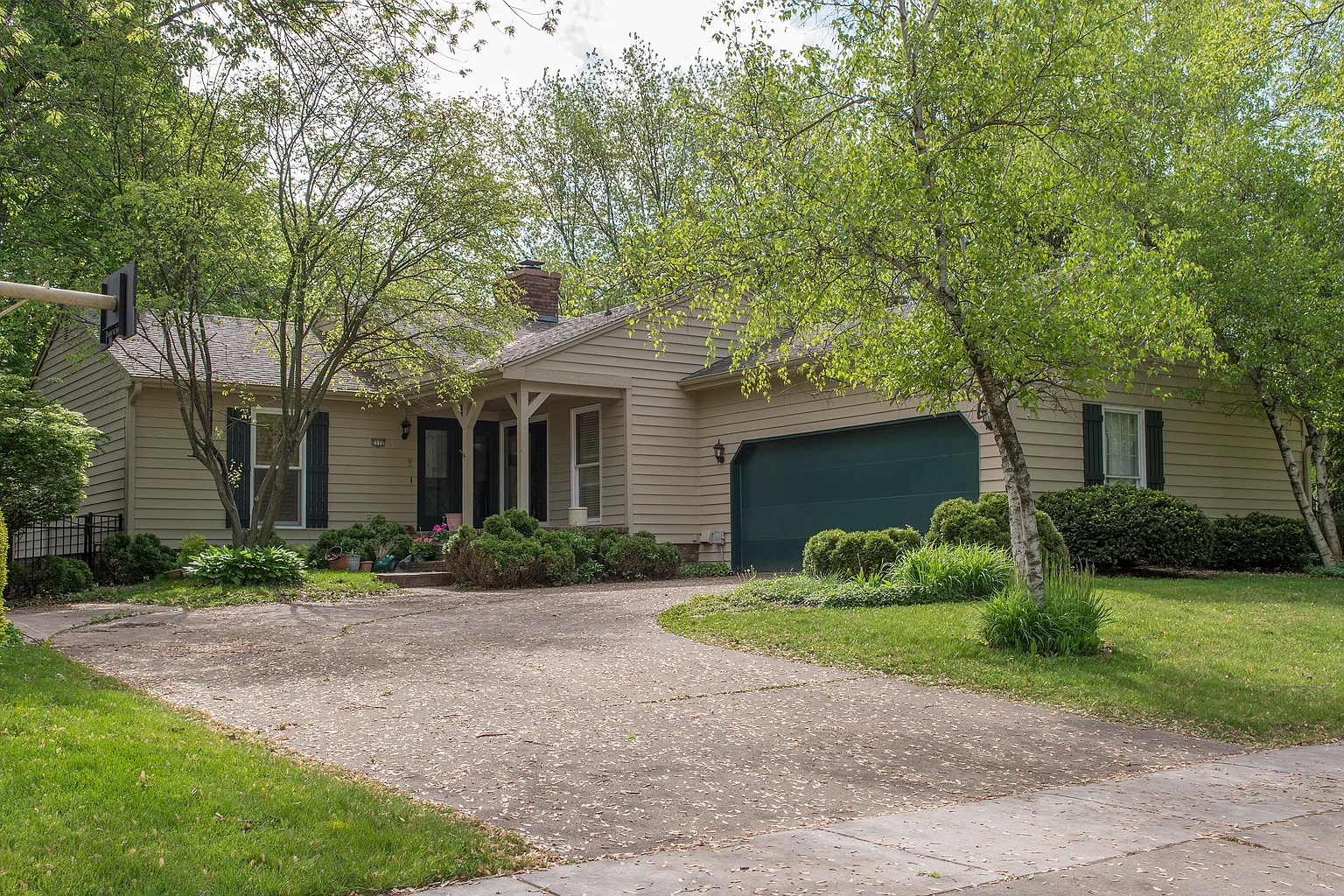 2112 Lynwood Dr photo 1