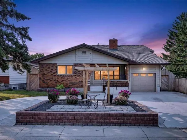 126 N Marbrooke Cir NE, Calgary, AB T2A 2W6