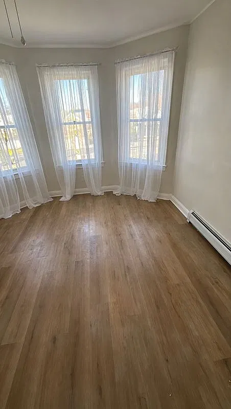 3 bed, 1.0 bath, 1086 sqft, $2,400 — Photo 2