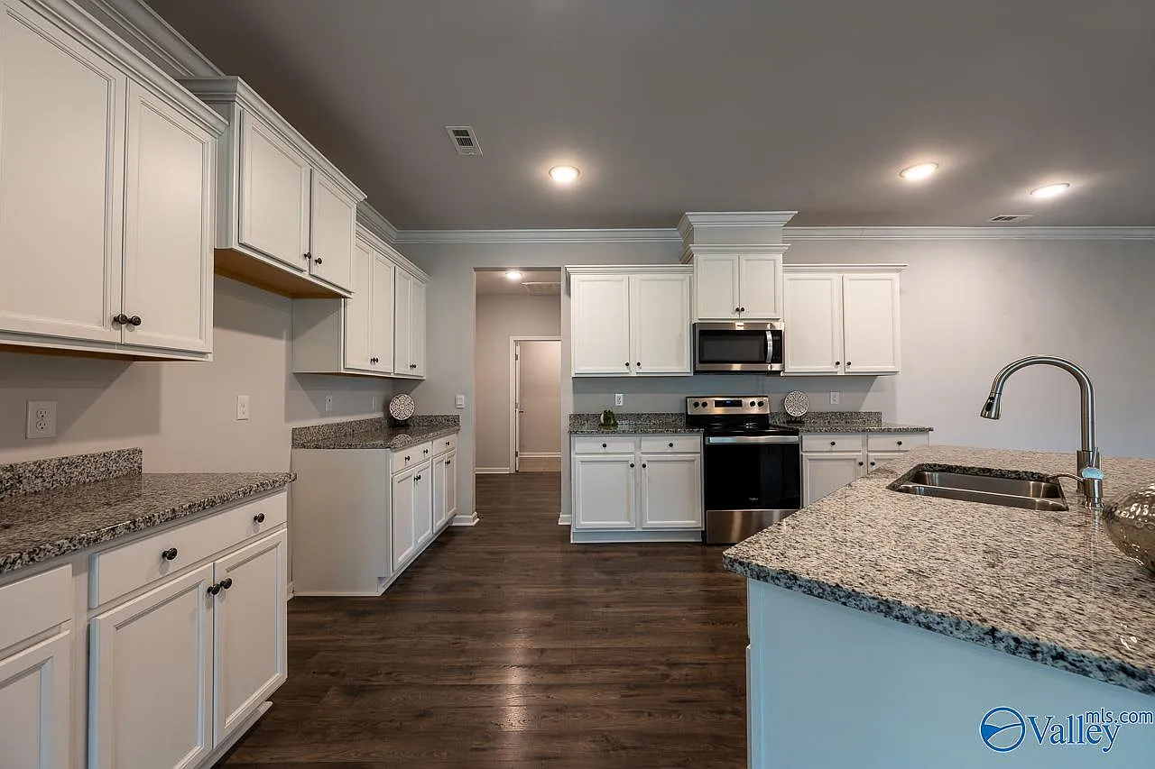 4 bed, 3.0 bath, 2389 sqft, $2,400 — Photo 3