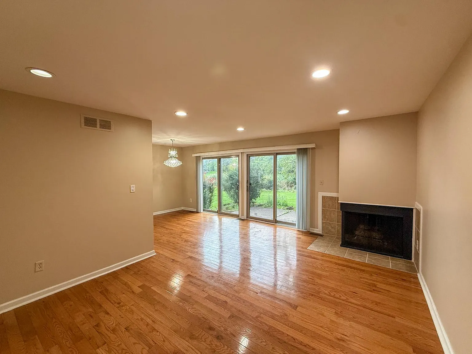 3 bed, 2.5 bath, 1437 sqft, $2,500 — Photo 4