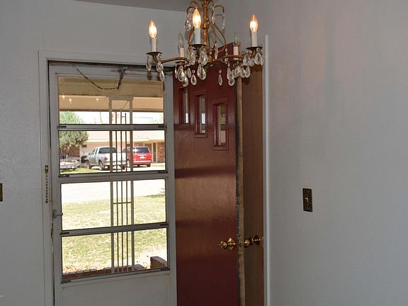 4th image of 1009 W Lee St